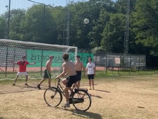 🎥 | De perfecte 'bicycle kick': fietsende jongen kopt al rijdend de bal in de kruising