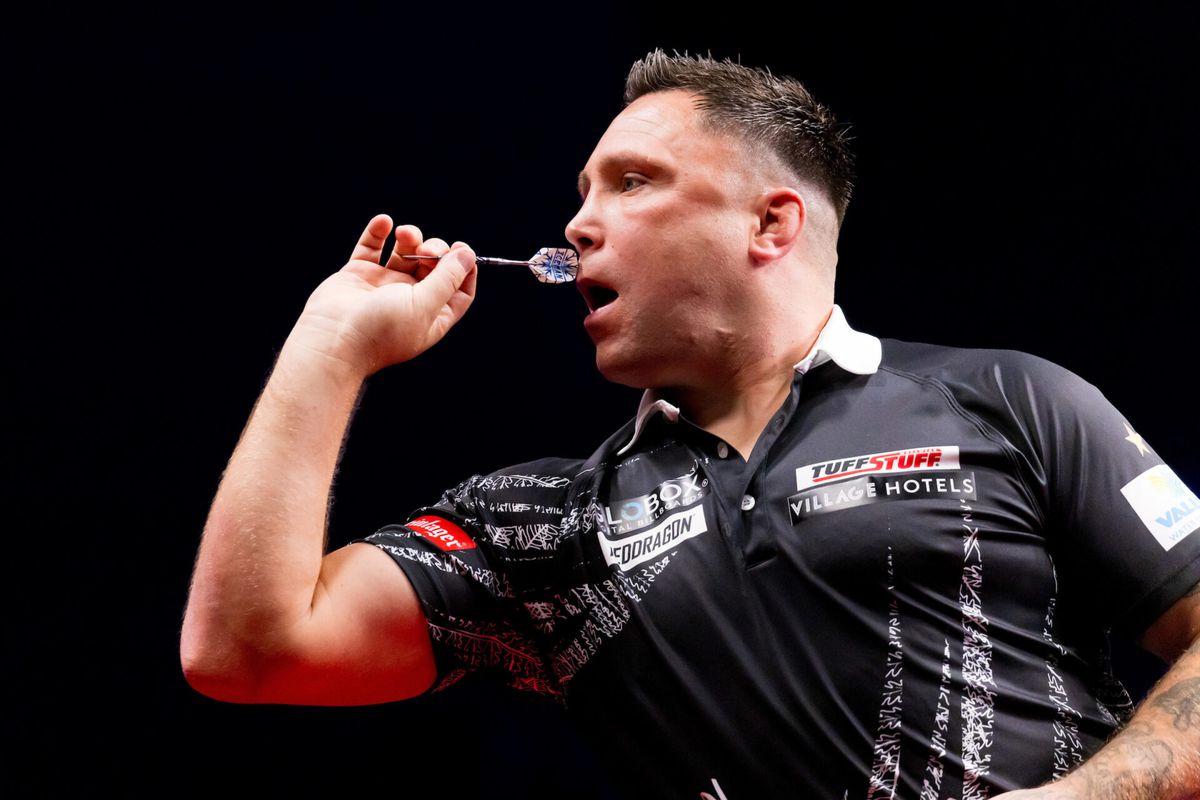 Gerwyn Price veegt Danny Noppert van het bord bij New Zealand Darts Masters