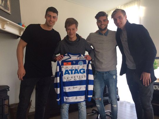 Gesigneerd shirt voor ballenjongen met pech van De Graafschap