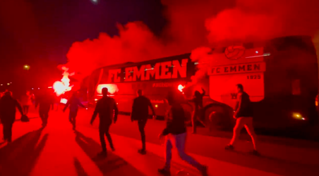 🎥 | Emmen-fans verwelkomen spelersbus bij eigen stadion met liederen en pyro