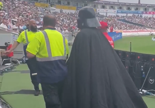 🎥 | May the force be with you! Darth Vader uit cricket-stadion gestuurd