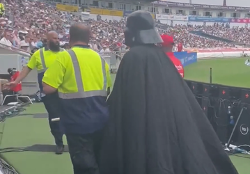 🎥 | May the force be with you! Darth Vader uit cricket-stadion gestuurd