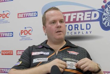 🎥 | Dirk van Duijvenbode stoeit hele interview met sponsorplaatje