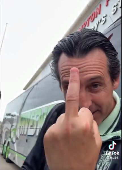 🎥😂 ​| Voormalig Arsenal-trainer Unai Emery geeft dikke middelvinger aan trollende fans