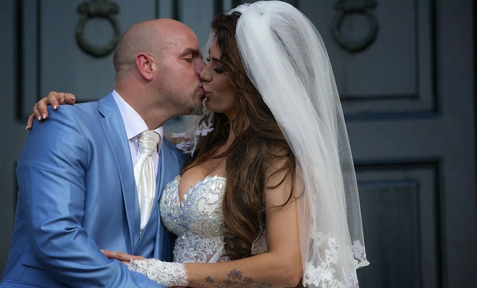 Vrouw van Andy van der Meijde over lekkende borstimplantaten: 'Zaten ongeveer in mijn rug'