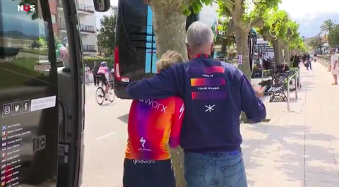 Vollering in tranen na dramatisch verlopen Vuelta-rit: 'Peloton reed weg tijdens plaspauze'