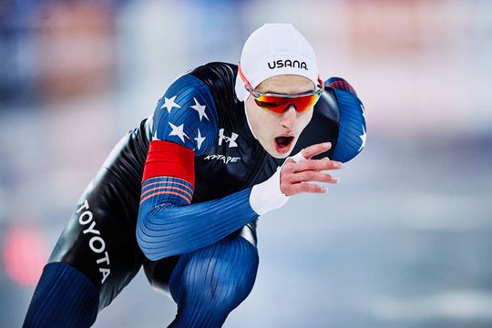 Wereldrecord! Schaatser Jordan Stolz verbreekt zijn eigen 1.000 meter-juniorenrecord