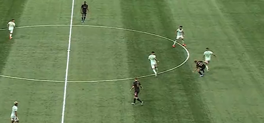 🎥 | 'Hey, scheids!' Scheidsrechter fluit voor rust tijdens vrije doortocht Atlanta United