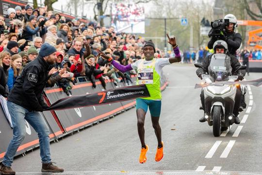 Oegandees Rogers Kibet wint Zevenheuvelenloop, Beatrice Chepkoech snelste vrouw