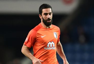 Bizar hoge schorsing voor Arda Turan na duw tegen assistent-scheidsrechter