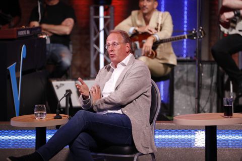 Woerts over voetbalrechten publieke omroep: 'De NOS betaalt veel te veel geld aan ESPN'