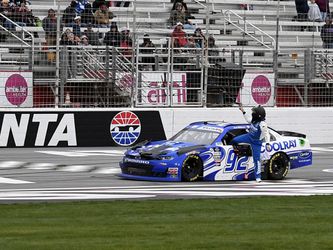 🎥  | NASCAR-coureur Josh Williams moet auto parkeren en doet dat op start-finishlijn