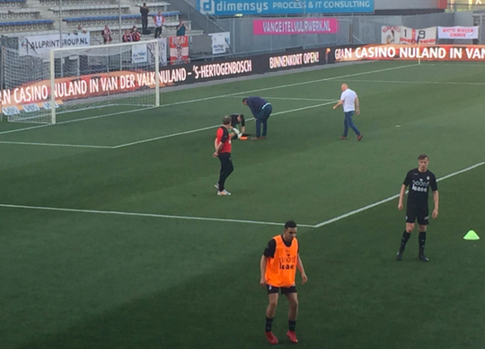 Amateuristische capriolen bij FC Den Bosch: kunstgrasmatje kapot, duel afgelast (video)