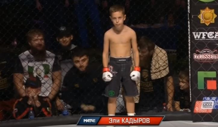 Russische dictator laat zijn 3 kids vechten in MMA-kooi (video)