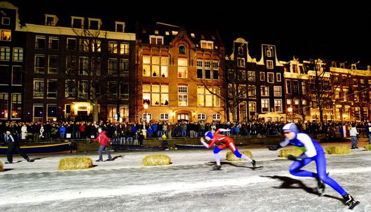 Schaatsen op de gracht heel dichtbij: 'Amsterdam gaat vaarverbod instellen'