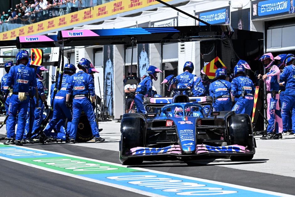 Alonso zakt nog eens 2 plekken na penalty bij GP Canada