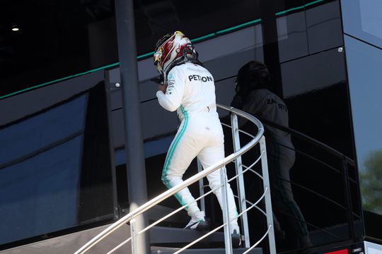Lewis Hamilton krijgt gridstraf van 3 plekken, Verstappen schuift op naar P2 in Oostenrijk