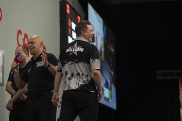 🎥 | Foutje! Russ Bray geeft set aan Chris Dobey, maar die gooit de verkeerde dubbel