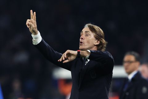 Apart: Roberto Mancini nam op zaterdagnacht met een mailtje vanaf Mykonos ontslag bij Italië