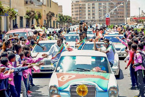 🎥📸 | Wielerheld Biniam Girmay op grootse wijze onthaald in Eritrea
