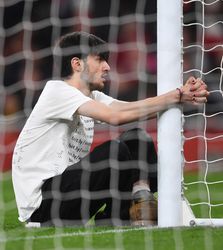 🎥 | Lekker laten zitten?! Veldbestormer bindt zich vast aan de paal bij Arsenal v Liverpool