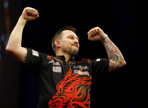 Jonny Clayton legt kwelgeest van Michael van Gerwen over de knie en wint in Oostenrijk