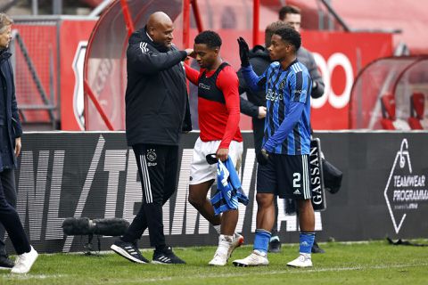 MeToo lijkt Winston Bogarde de kop te kosten bij Ajax: 'Schreuder wil af van assistent-trainer'