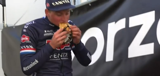 Mathieu van der Poel schrokt hamburger op tijdens interview: 'Heb nog niks gegeten'