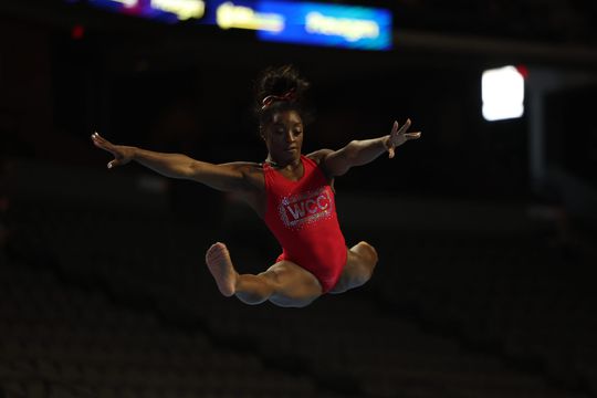 ⭐ | Biles, back in business: turntopper wint bij leipe comeback na pauze van 2 jaar