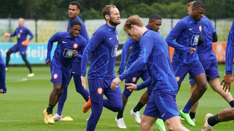 Spelers Nederlands elftal gaan arbeidsmigranten ontmoeten in Qatar
