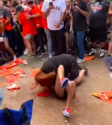 🎥 | Honkbalfans rollebollen vechtend over straat tijdens 'feestelijke' Astros-parade