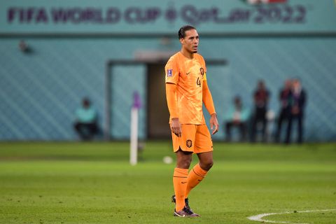 Van Dijk na reactie op kritiek van Van Basten: 'Had niet op kritiek van Van Basten moeten reageren'