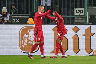 🎥 | Mitchel Bakker met goal belangrijk bij zege Bayer Leverkusen op Borussia Mönchengladbach