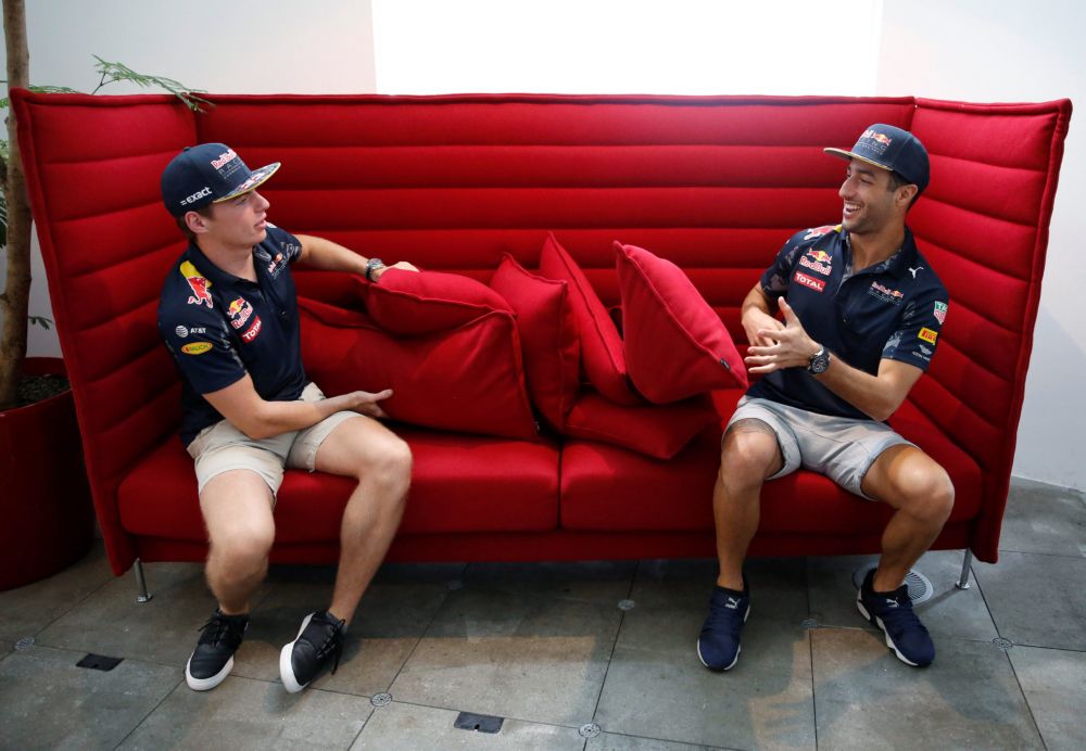Verstappen en Ricciardo vervelen zich dood (video)