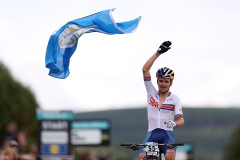 Thomas Pidcock verscheurt abonnement van Nino Schurter bij WK mountainbike