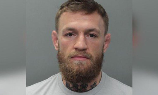Conor McGregor opgepakt na mollen smartphone van fan