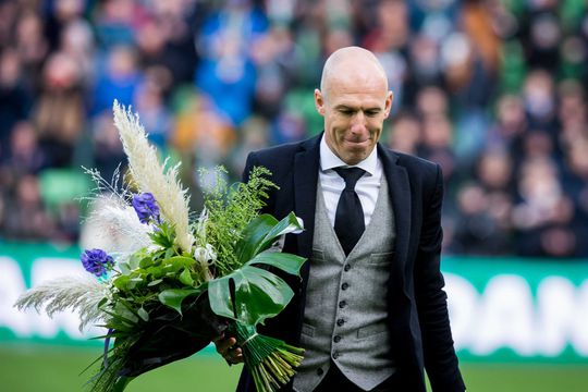 Prijzenpakker! Arjen Robben heeft 1e promotie als trainer binnen