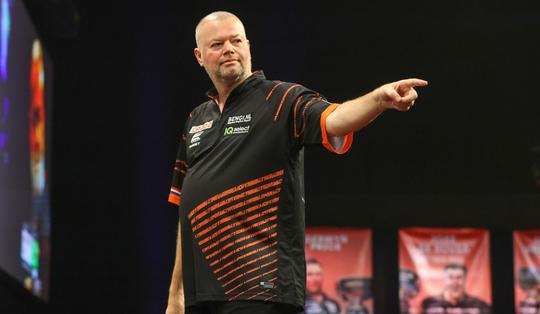 😂 | Raymond van Barneveld deelt sneer uit aan Michael van Gerwen: 'Soms wint Stuttgart van Bayern München'