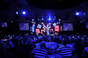 Lakeside-vrouwentoernooi is nog geen dartsreclame: gemiddeldes van 56 en 53 in 1 partij