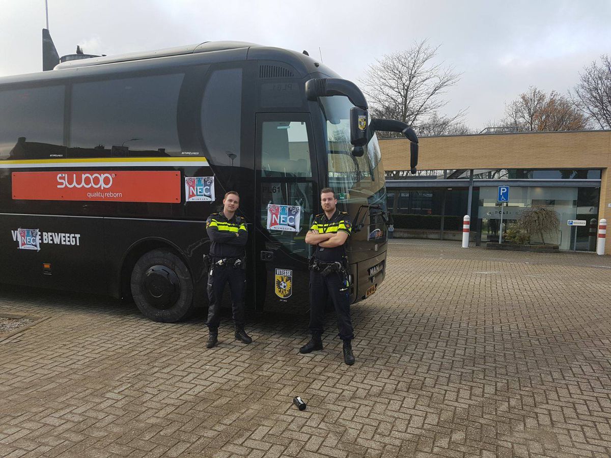WHUT! Politieagenten plakken NEC-stickers op spelersbus Vitesse