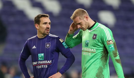 Ai! Anderlecht-doelman vergeet dat 'ie keeper is en sukkelt erop los (video)