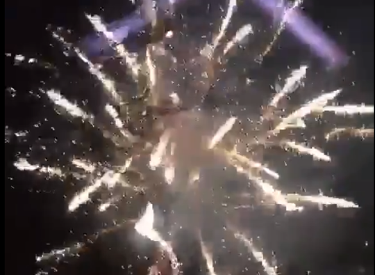 Ajax-fans houden Real-selectie wakker met zwaar vuurwerk (video)