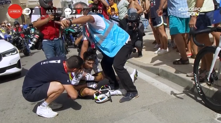 🎥 | Pijnlijke aftocht! Wereldkampioen Julian Alaphilippe valt in Vuelta en heeft schouder uit kom