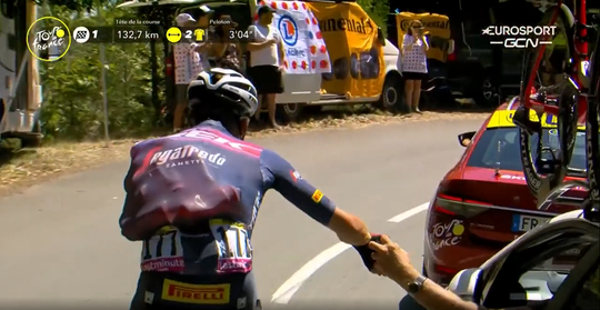 🎥 | Haha! Skujins stopt zijn hele wielershirt vol met bidons tijdens Tour-etappe