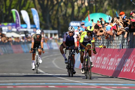 Mathieu van der Poel lacht wieltjesplakker Bini Girmay uit: 'Was onmogelijk om koers te maken'