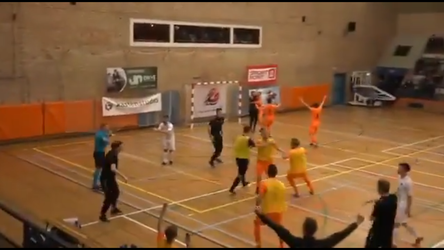 Zaalvoetbal-keeper redt ploeg van degradatie met goal van eigen helft in laatste 10 seconden (video)
