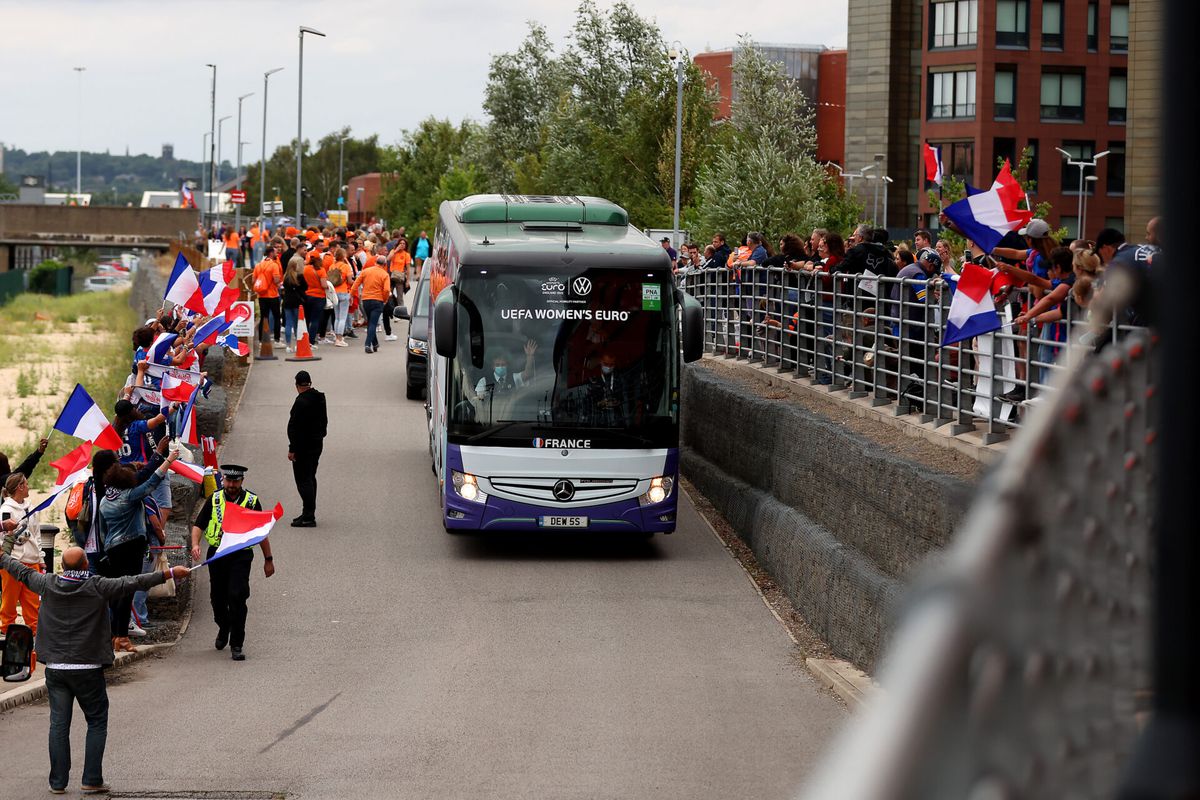 Spelersbus Franse vrouwen bekogeld voor kwartfinale tegen Nederland: bondscoach doelwit?