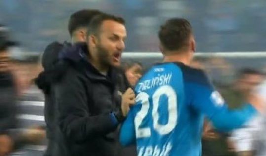 📸 | Piotr Zielinski wordt uitgekleed bij pitch-invasion kampioenschap van Napoli