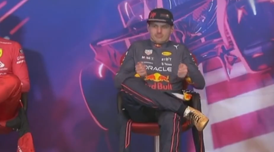 🎥​ | Haha! Max Verstappen stuitert op z'n stoel om Hamiltons stuiterprobleem belachelijk te maken