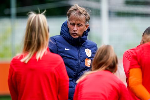 Bondscoach Jonker niet ontevreden over 'stevige' WK-loting: ‘Een geweldige uitdaging voor ons’